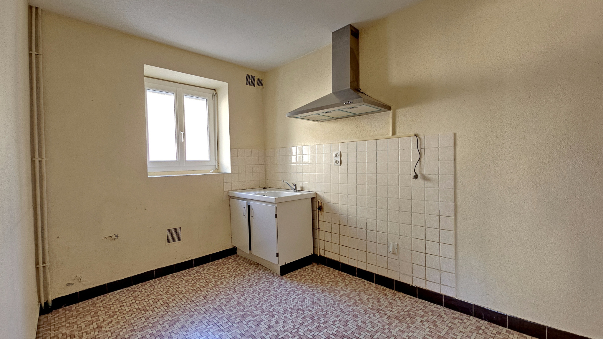 SAYAT maison de bourg 85 m2, 3 chambres, cave.